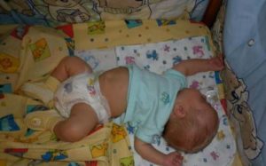 малыш 4,5 месяца плохо  спит, выгибается, хнычет, потеет