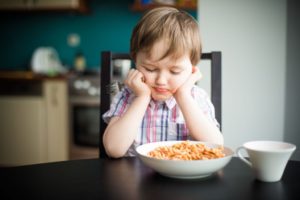 Ребенка рвет во время еды