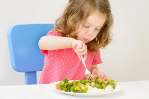 Ребенка рвет во время еды
