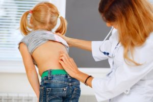 Симптомы болезни - боли в спине у ребенка