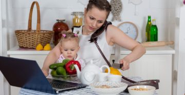 Трудный выбор для мам: пойти на работу или остаться дома с ребенком?